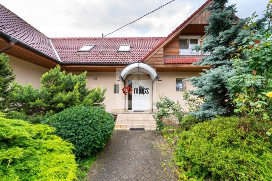 eladó újszerű családi ház, Budaörs