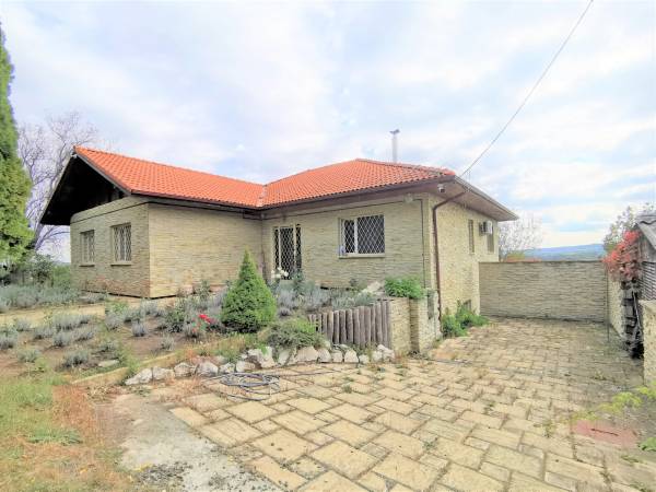 eladó újszerű családi ház, Csomád