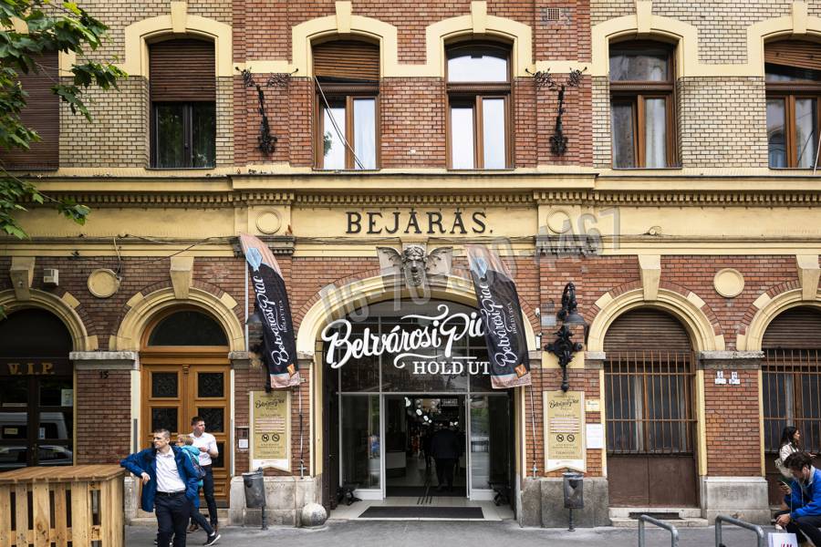 eladó üzlethelyiség utcai bejáratos, Budapest, V. kerület
