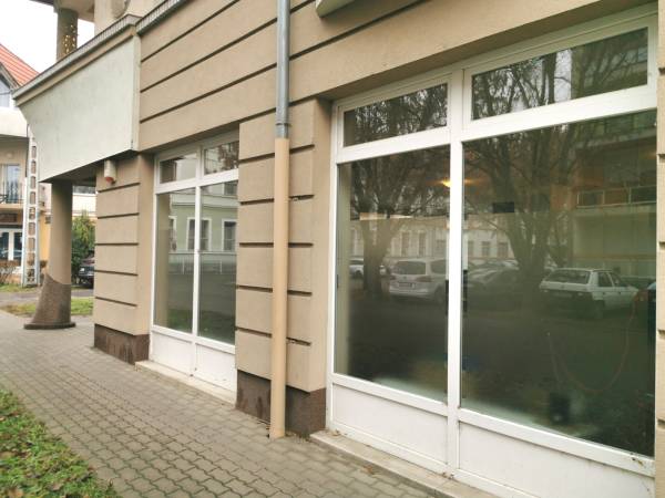 kiadó újépítésű üzlethelyiség utcai bejáratos, Orosháza